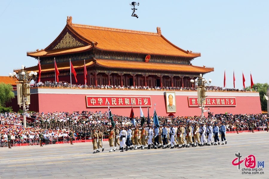 9月3日，中國人民抗日戰(zhàn)爭暨世界反法西斯戰(zhàn)爭勝利70周年紀(jì)念大會(huì)在北京隆重舉行，有11個(gè)國家派方隊(duì)、6個(gè)國家派代表隊(duì)來華參加閱兵。圖為巴基斯坦武裝力量方隊(duì)通過天安門廣場。中國網(wǎng)記者 董寧攝 